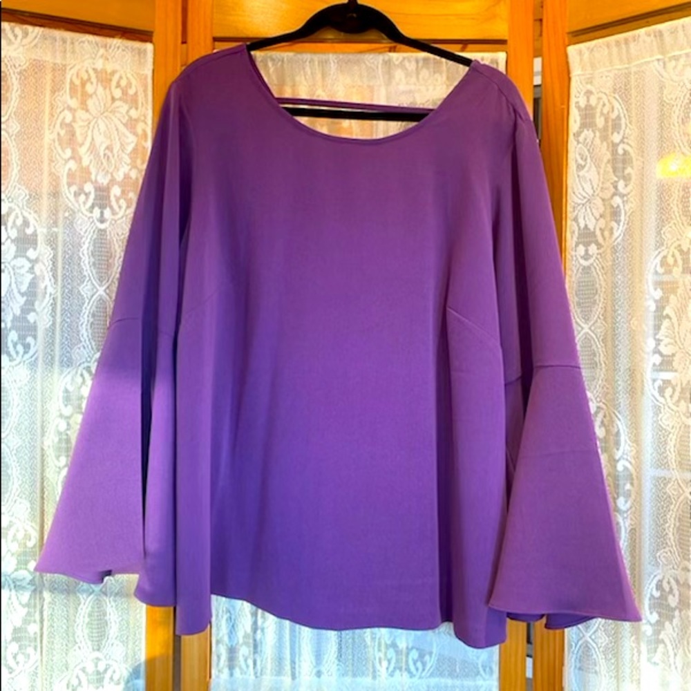 Flowy blouse with bell sleeves